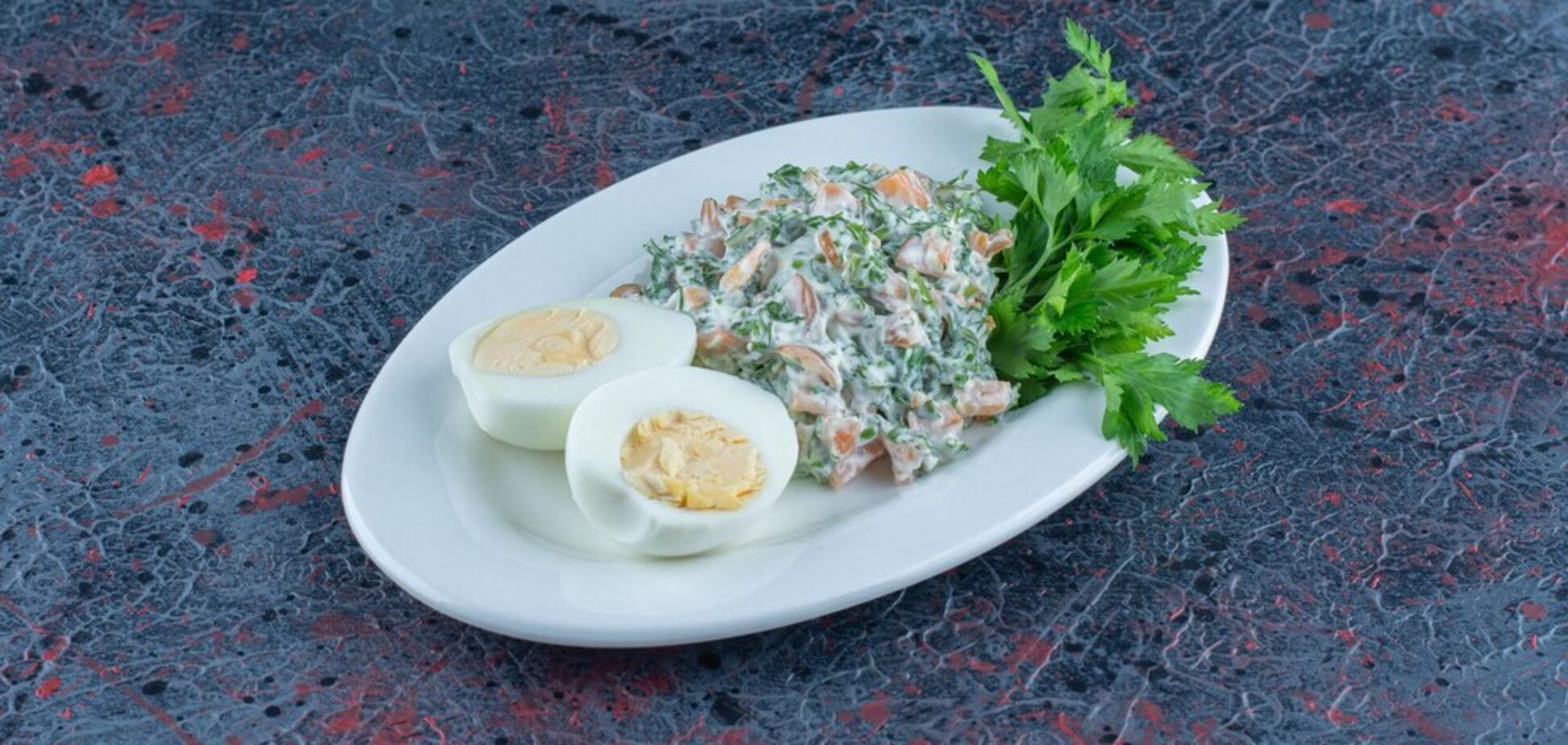 Вкуснее, чем 'Оливье': сытный праздничный салат 'Советский' из самых бюджетных продуктов