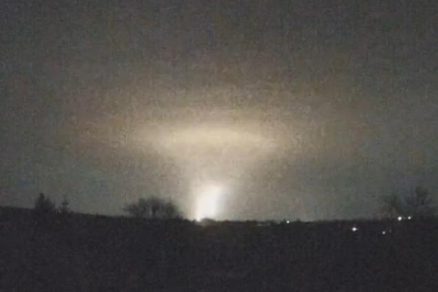 Небо освітила заграва: момент удару РФ по Дніпру міжконтинентальною балістичною ракетою потрапив на відео