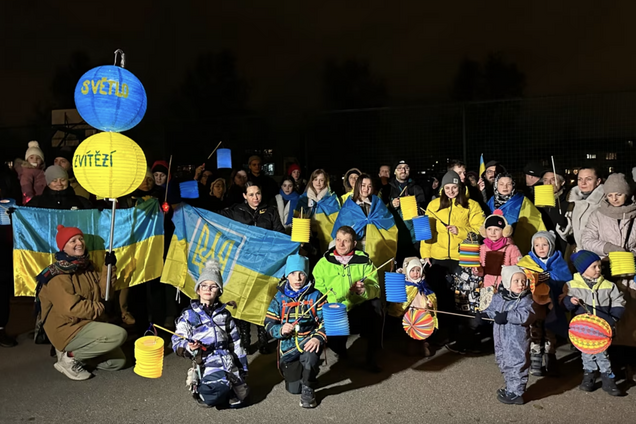 В восьми городах Чехии прошло шествие по случаю 1000-го дня полномасштабной войны России против Украины. Фото