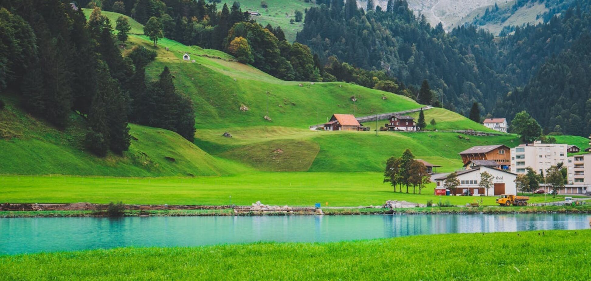 Ідеальне для подорожі: туристам порадили місто в Європі на кордоні одразу трьох країн