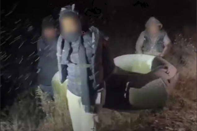 Надувная лодка стоимостью $10 тысяч: пограничники задержали четырех уклонистов, пытавшихся переплыть полноводную Тису. Видео