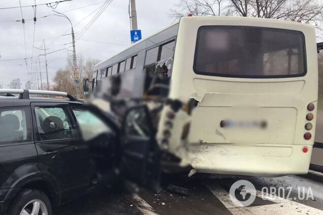 У Києві біля Північного мосту легковик протаранив маршрутку: є постраждалий. Фото та відео