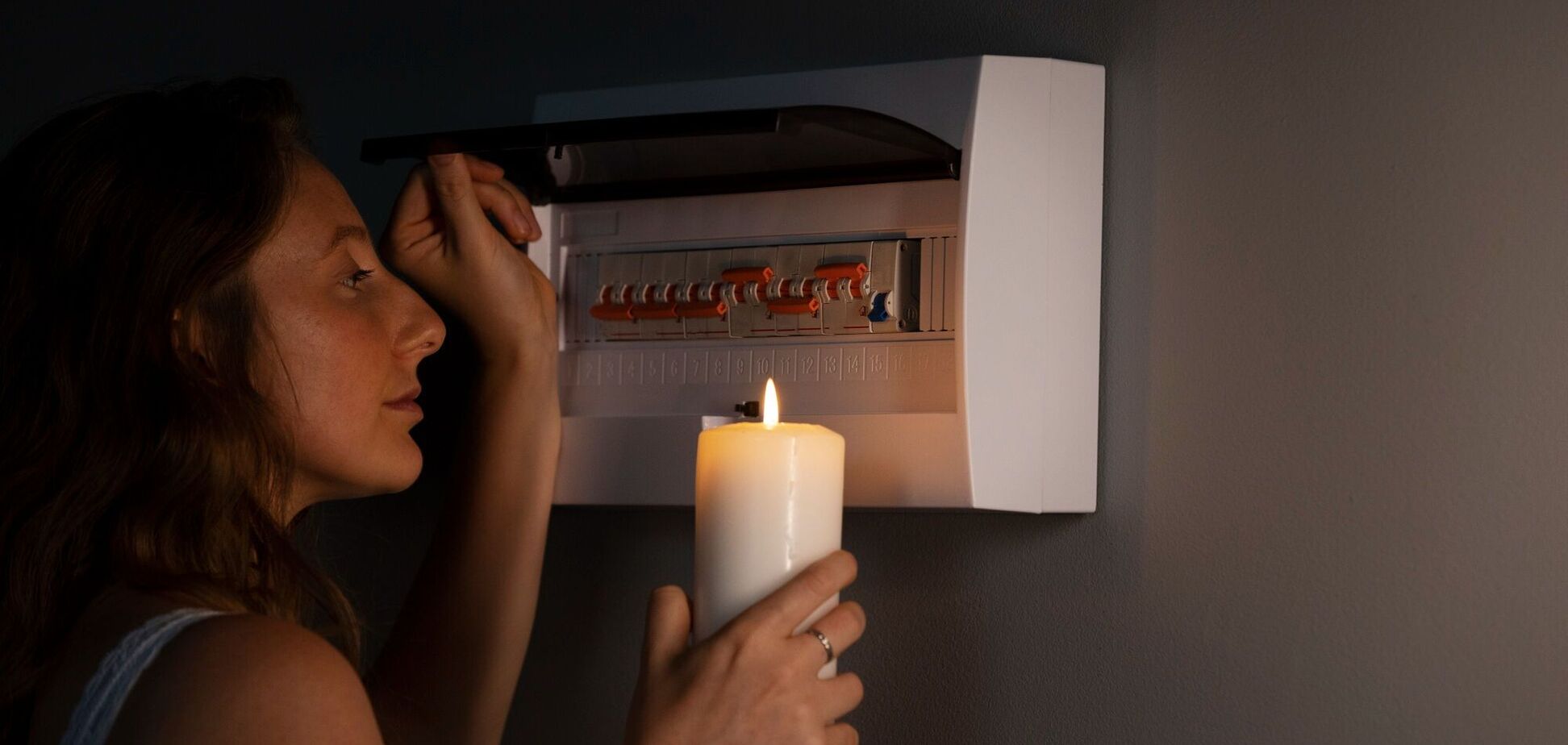 Иллюстрация - женщина рассматривает электрощиток во время отключения