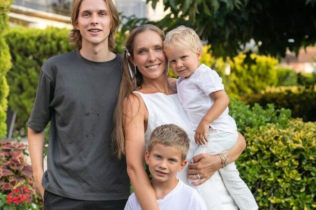 Катерина Осадча показала рідкісне фото з трьома синами: старший копія мами