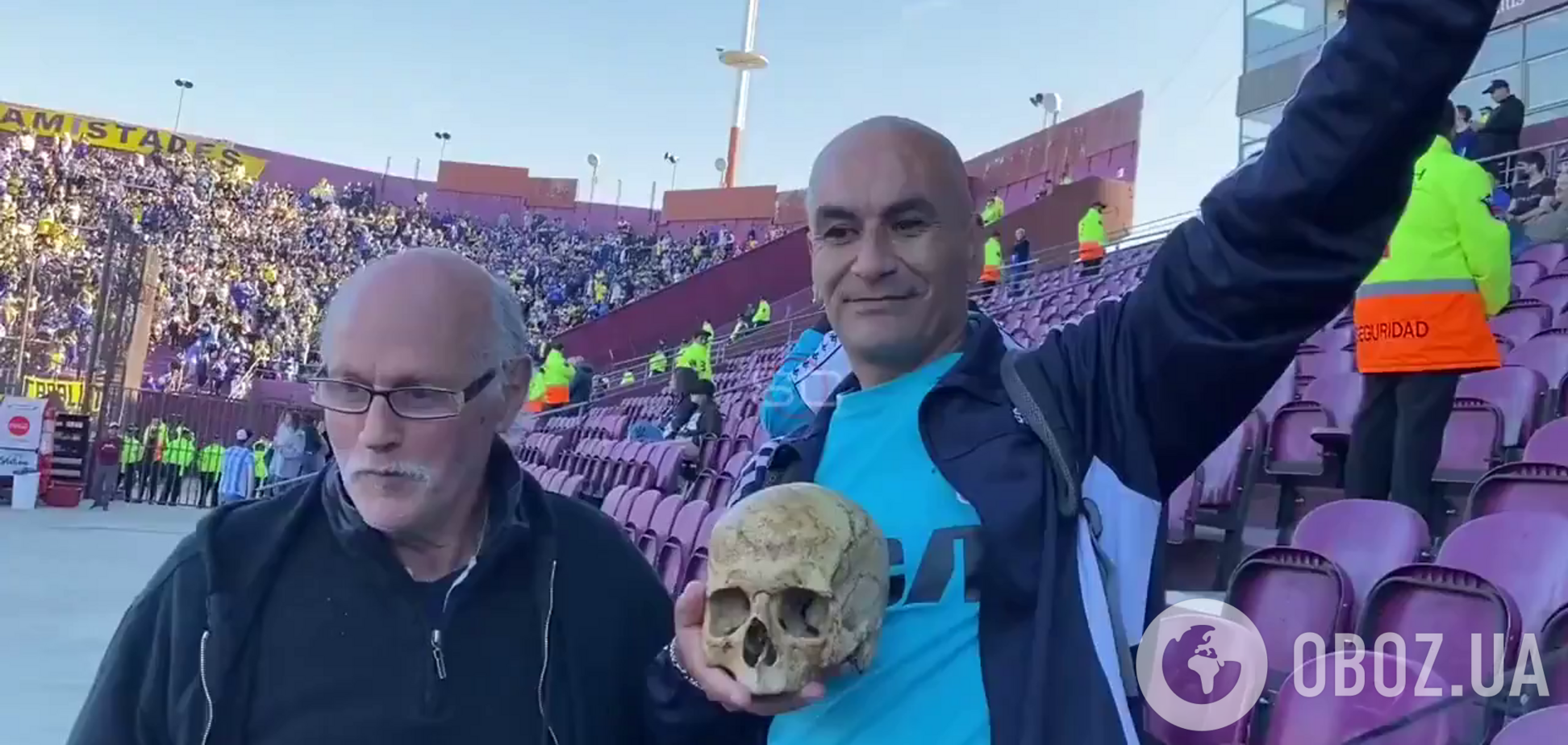 Болельщик раскопал могилу своего дедушки и принес на матч его череп. Видео