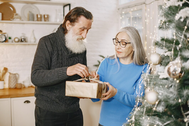 Что подарить на Новый год-2025 родителям: практичные и уютные идеи