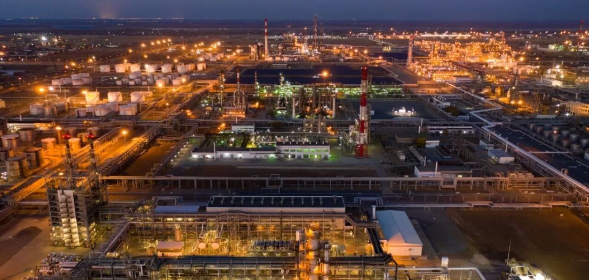 Слышны пулеметные очереди: в Башкирии беспилотники атаковали нефтеперерабатывающий завод. Видео