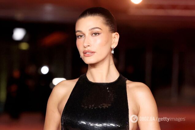 Неожиданный зимний тренд: Хейли Бибер показала идеальный цвет маникюра на праздники