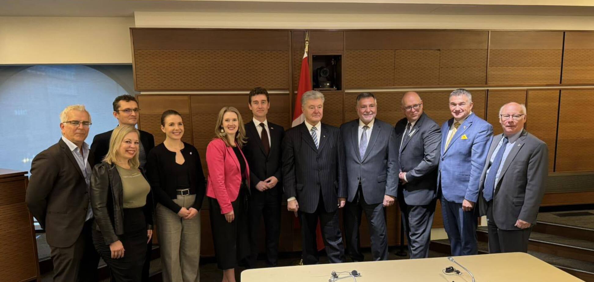 Порошенко в Оттаве встретился с парламентской группой дружбы с Украиной