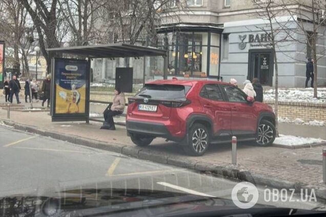 В центре Киева 'герой парковки' оставил машину прямо на остановке общественного транспорта. Фото