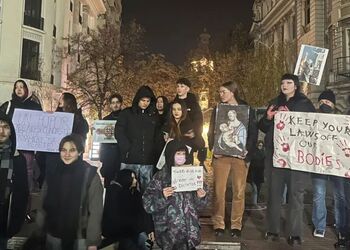 'Не голосуй за диктатора': у Румунії молодь вийшла на протести через лідерство на виборах ультраправого 'клона Путіна'