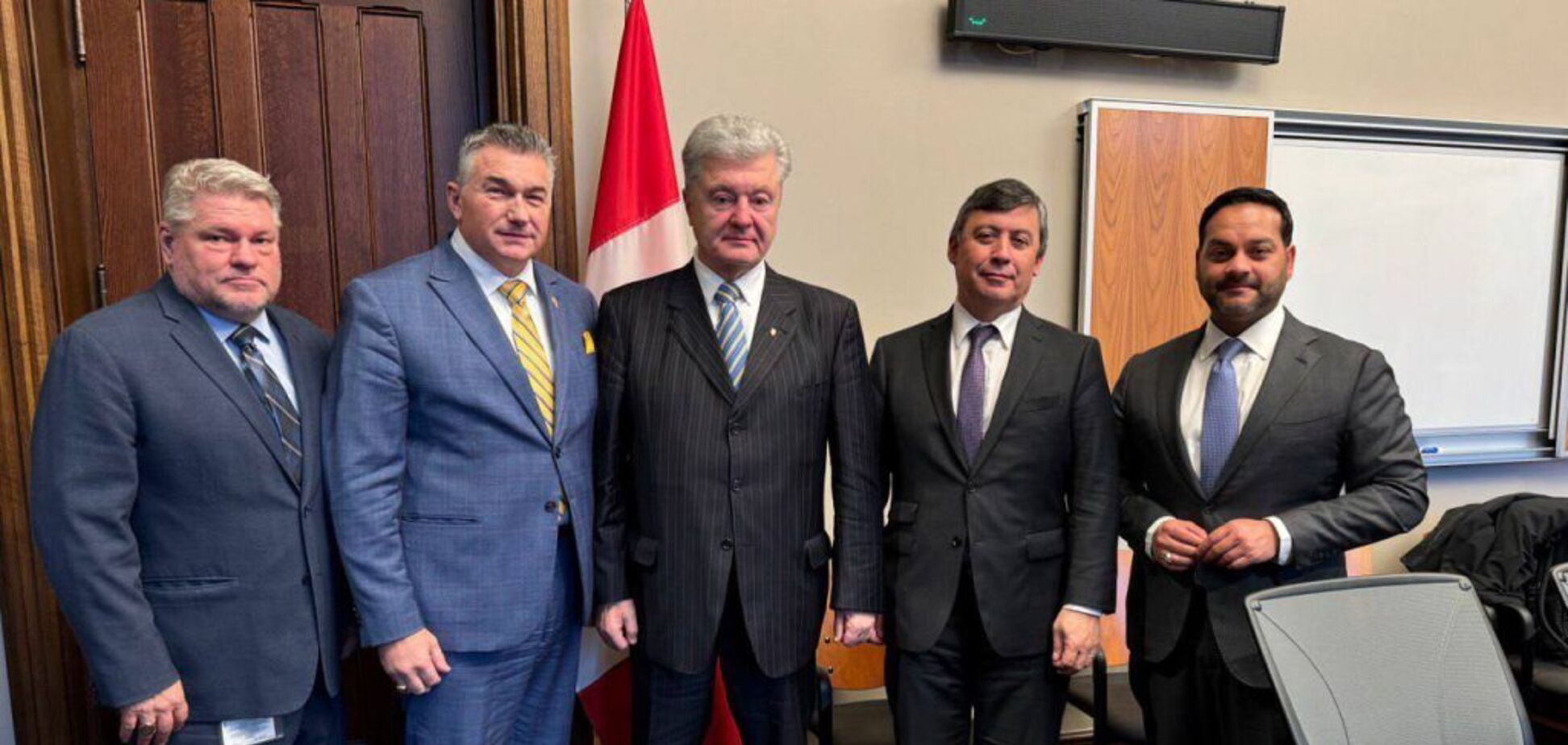 Порошенко обсудил с теневыми министрами Канады помощь и усиление санкции против РФ