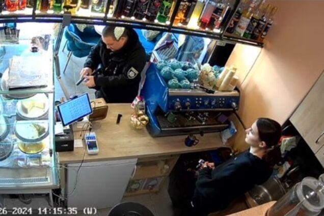В Киеве нетрезвый мужчина в форме полиции с оружием устроил конфликт в кафе: нарушителя задержали. Фото и видео