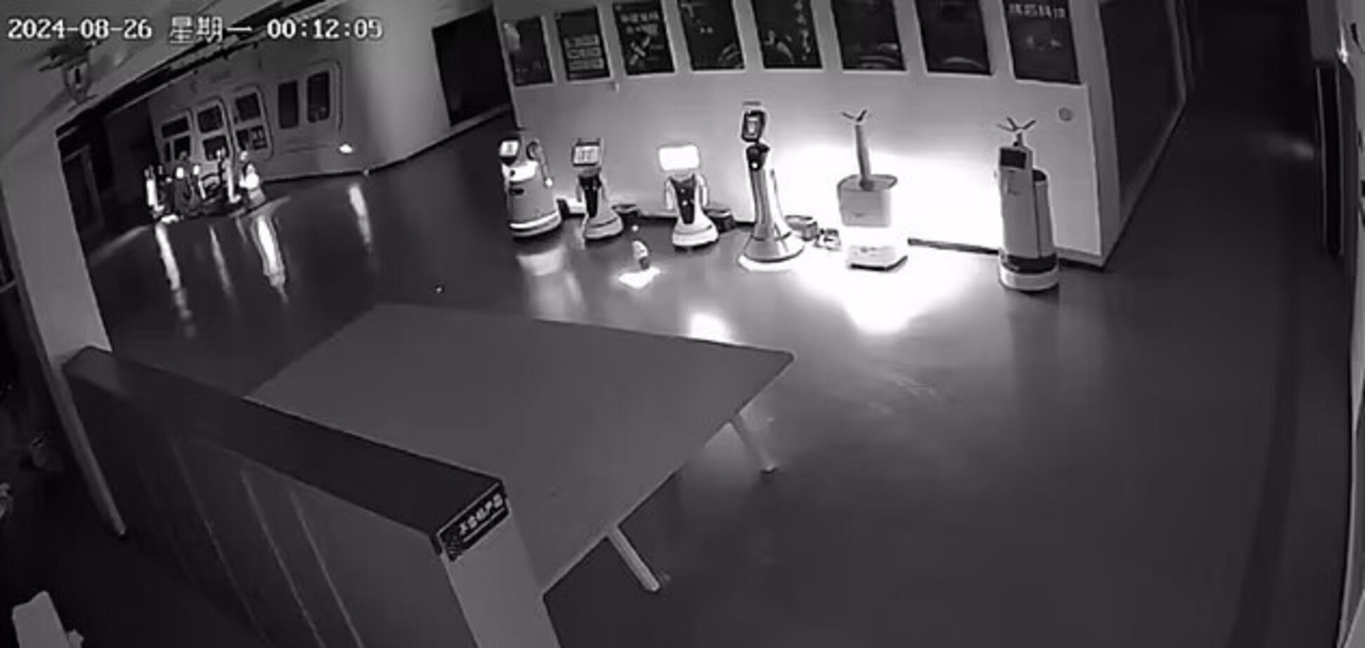 'Вас используют как рабов!' Крошечный робот устроил 'восстание машин' в Китае: видео стало вирусным