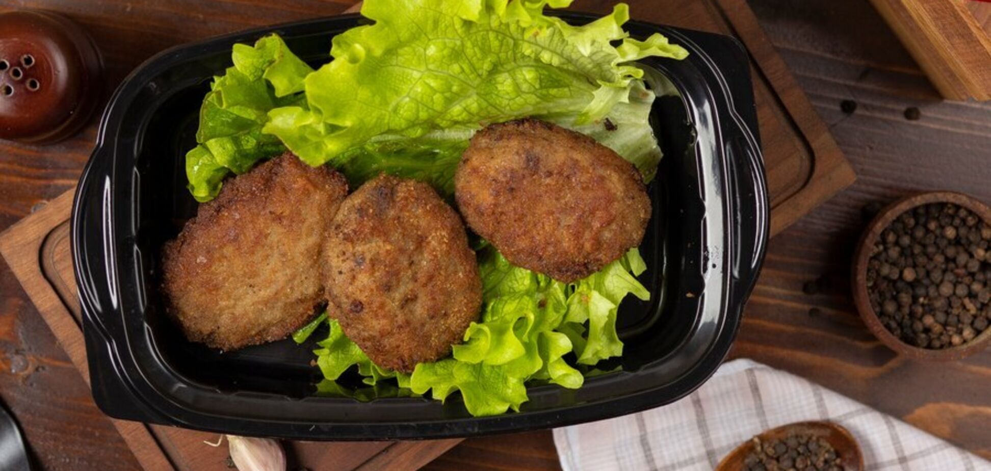 Почему фарш на котлеты нельзя вымешивать руками: рассказываем, как это делать правильно