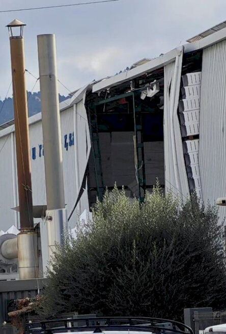 В Испании произошел мощный взрыв на химзаводе: поднимался густой черный дым, есть погибшие и раненые. Фото и видео