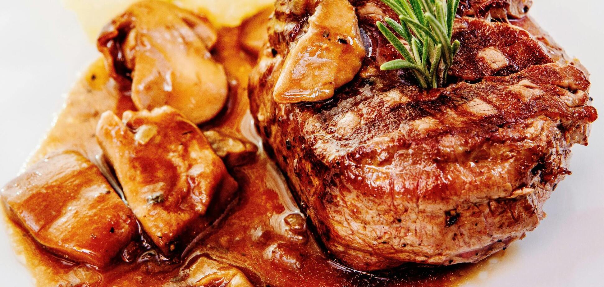 Соковите запечене м'ясо зі сливами та спеціями: рецепт страви для святкового столу