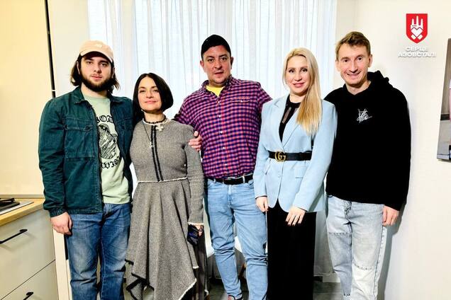 Комики Бампер и Сус пришли на новоселье к защитнику Мариуполя