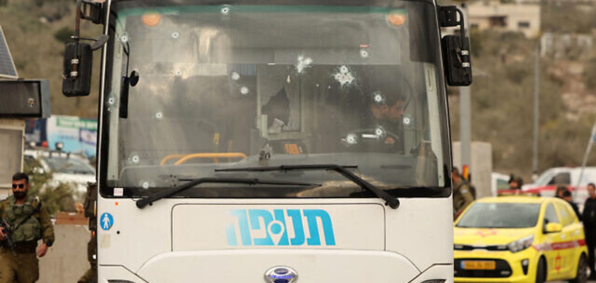 В Израиле террорист 'Хамаса' открыл огонь по автобусу, есть раненные. Фото