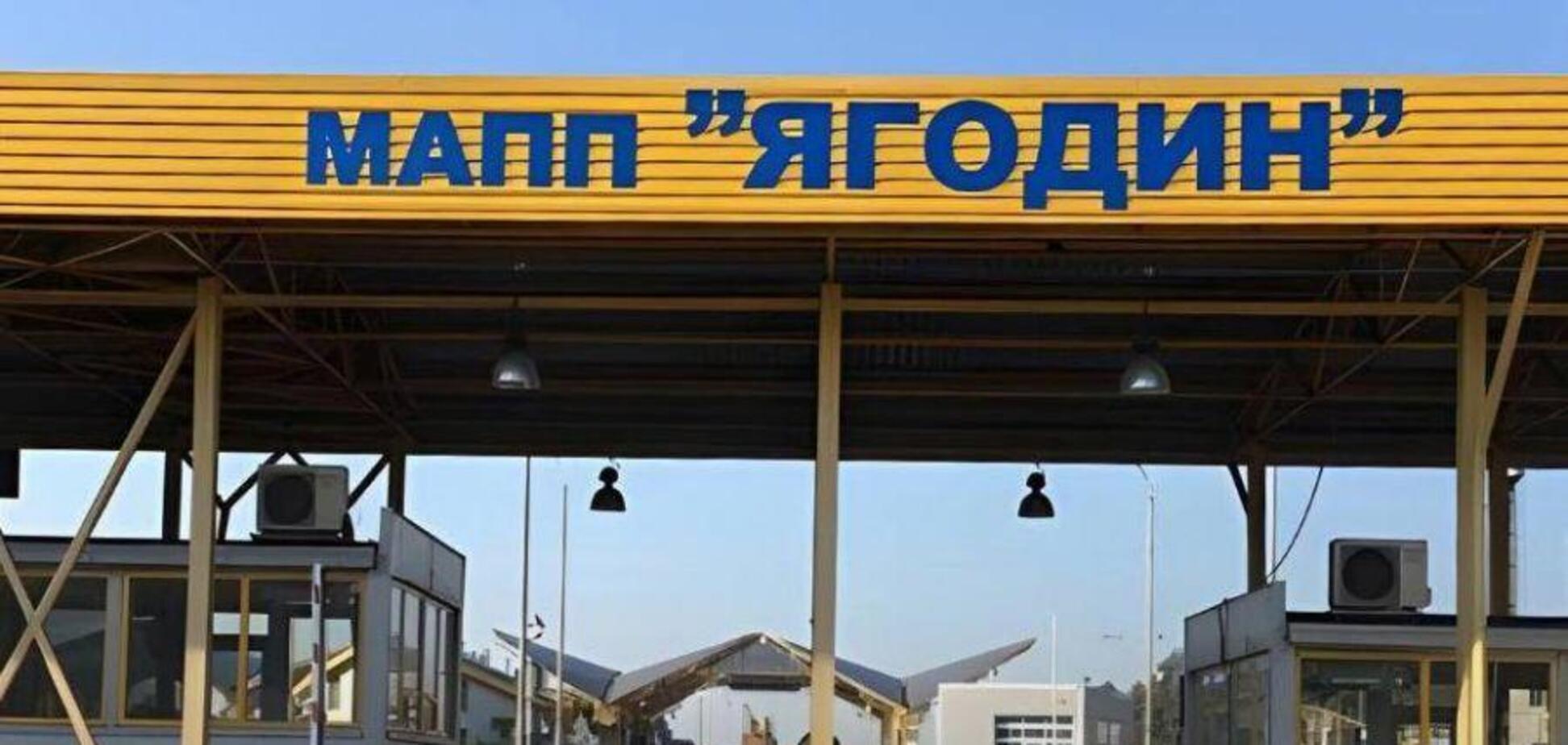 Українців не пускають через кордон без транспорту