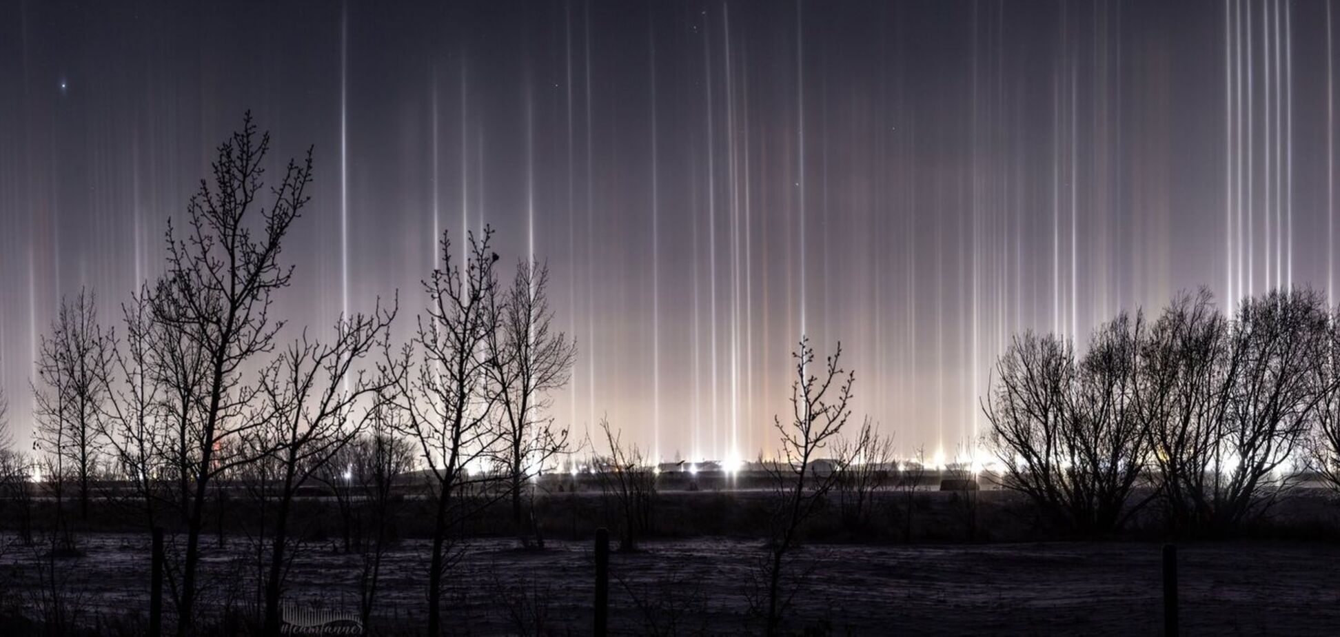 Загадкові світлові стовпи помітили в небі над Канадою: що це за незвичайне оптичне явище. Фото і відео
