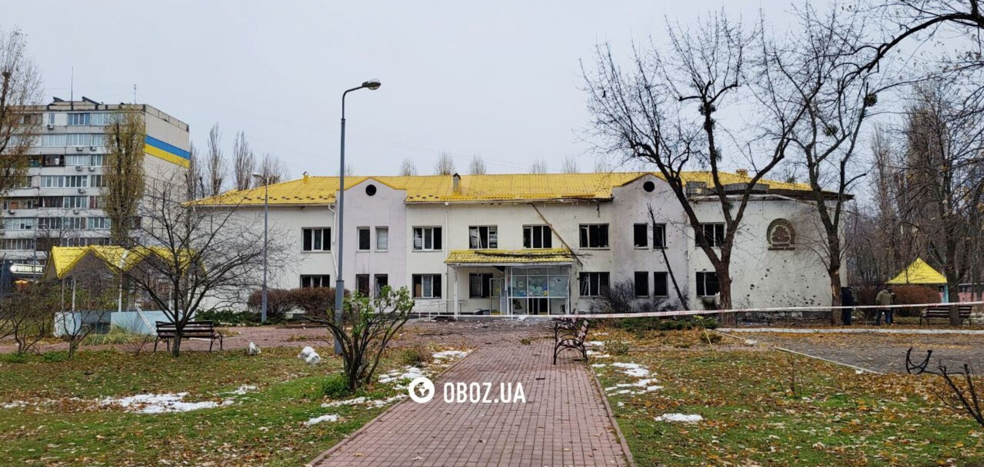 Побитые окна и воронка во дворе: последствия попадания обломков российского дрона в детскую поликлинику в Киеве. Фото и видео