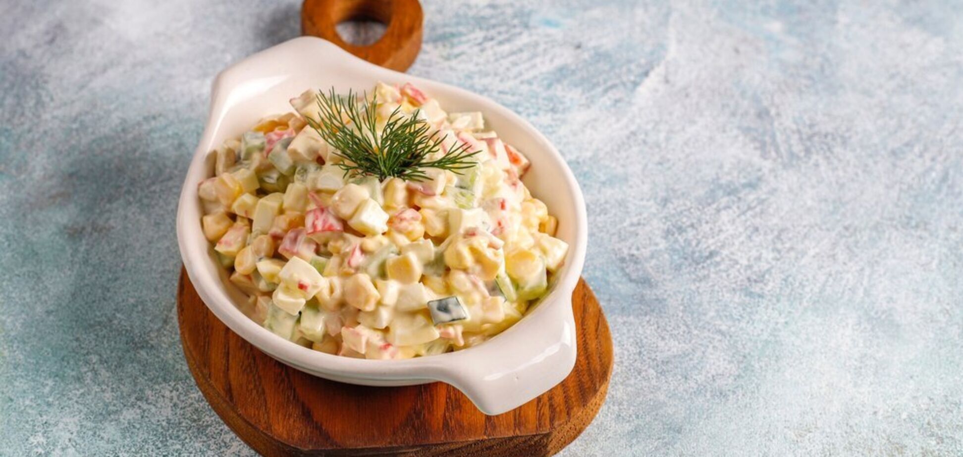 Новогодний салат с крабовыми палочками и кукурузой: готовится проще популярного оливье