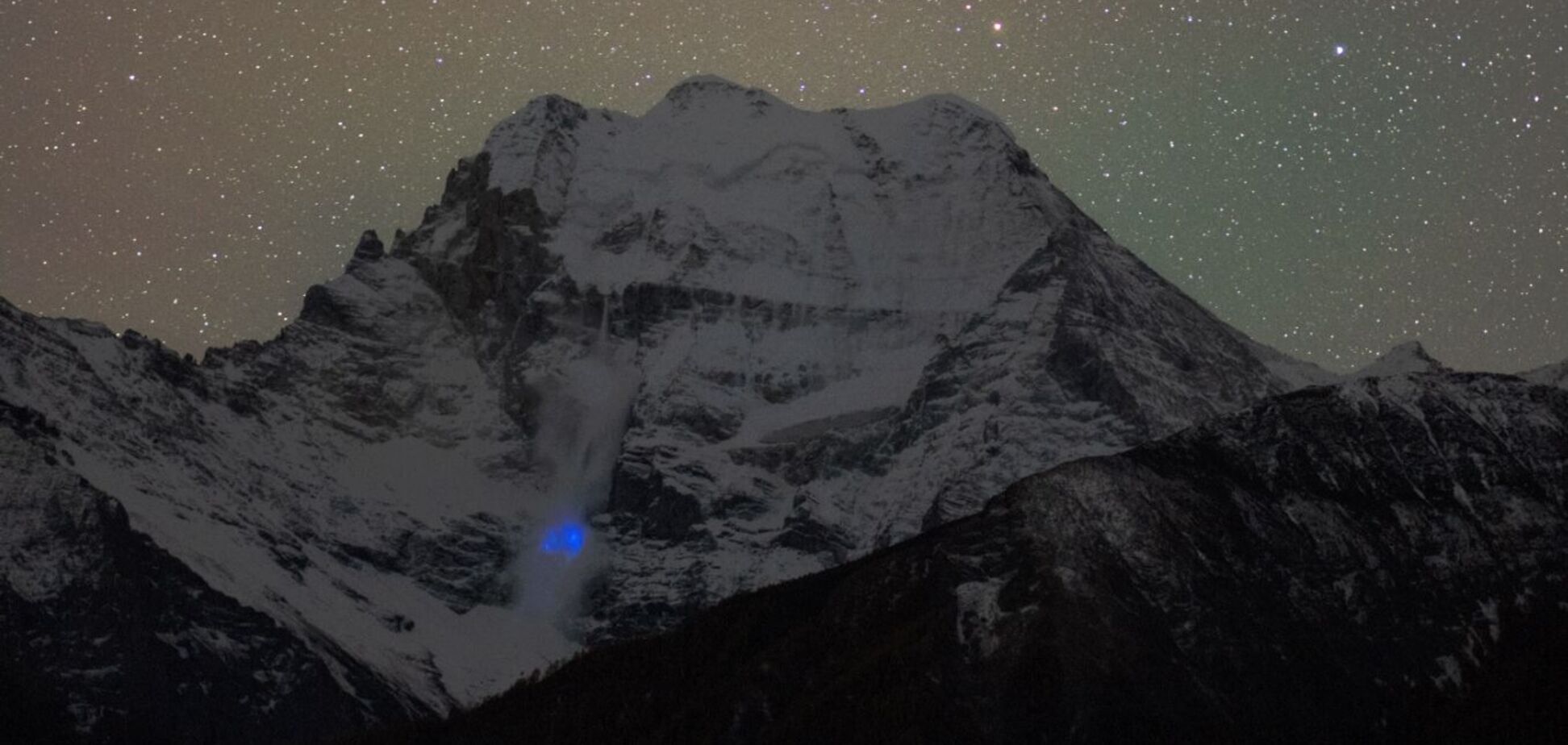 Загадкове синє світло: фотограф хотів 'спіймати' зірки, а зафіксував дивне електромагнітне явище