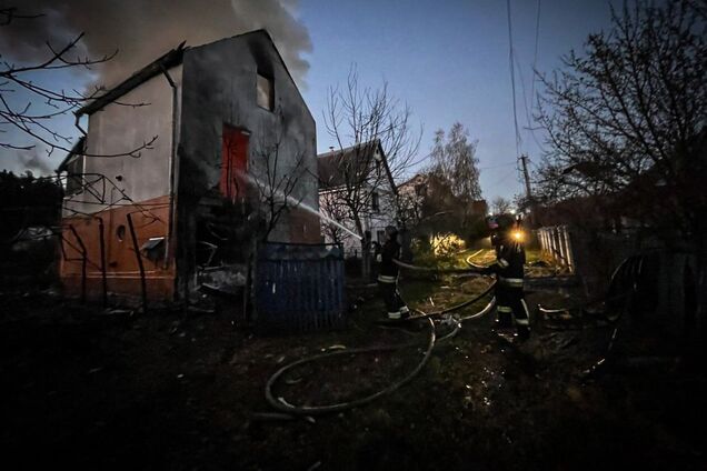 На Київщині через атаку БПЛА сталося кілька пожеж: фото з місця подій