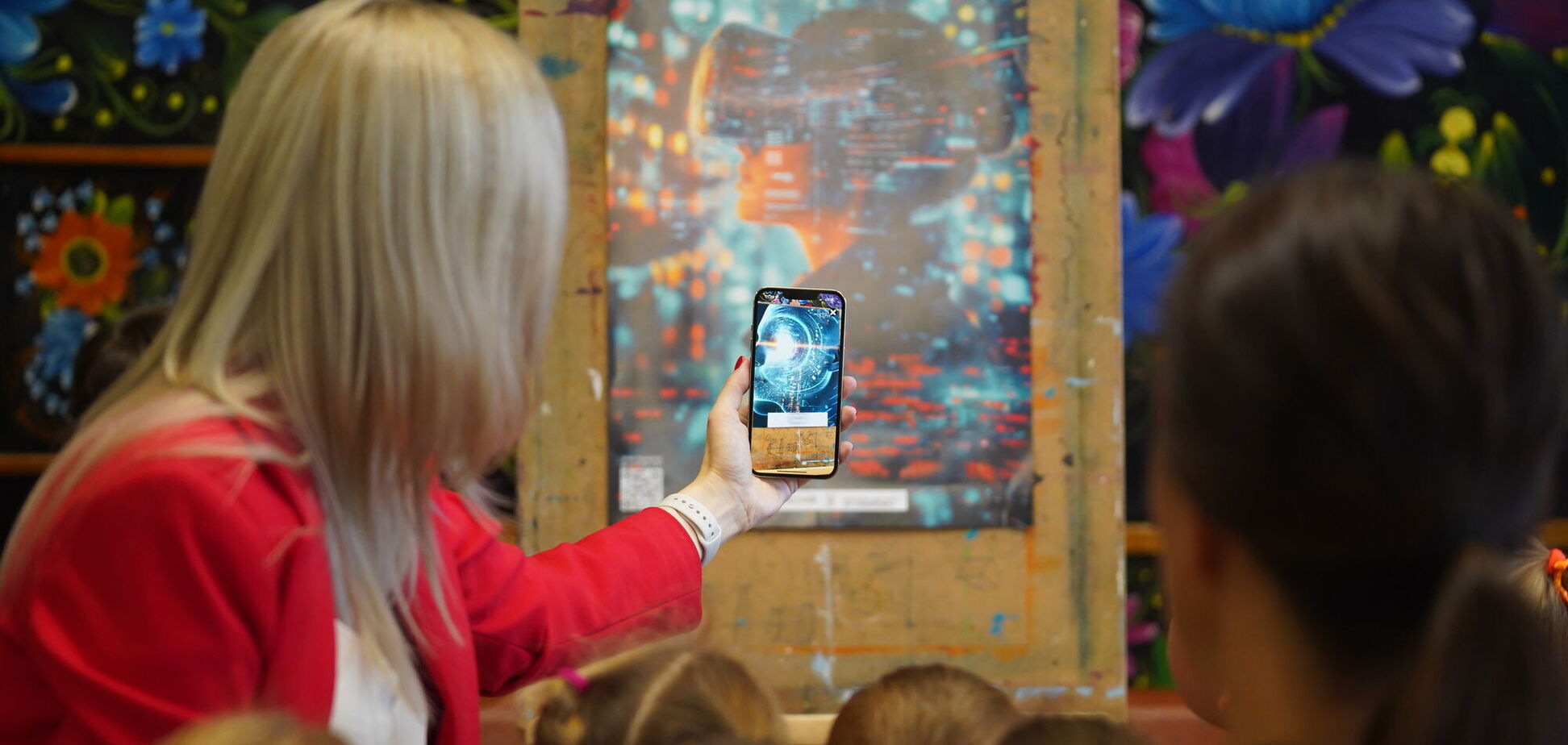 В Киеве прошла XR-выставка 'EDAR: За кулисами реальности', посвященная медиаграмотности