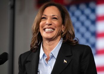 Гарріс випереджає Трампа в 'хитких' штатах: нові дані соцопитування напередодні виборів у США