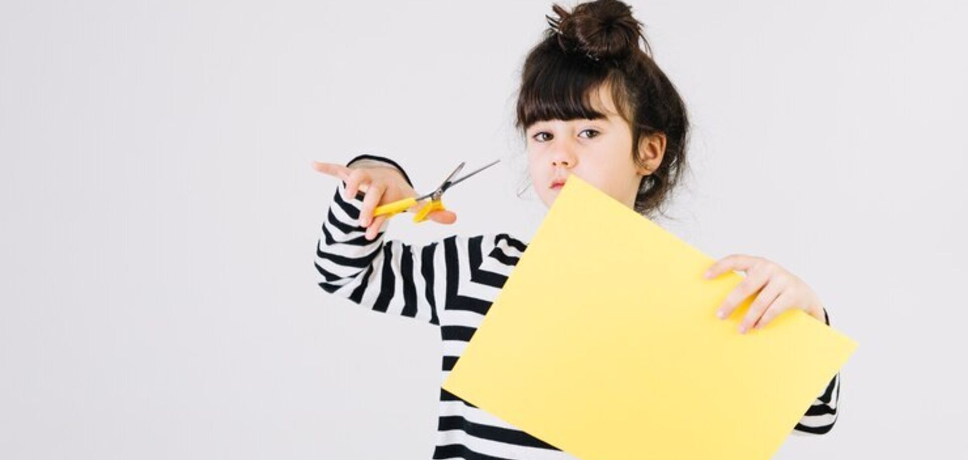 Як навчити дитину вирізати ножицями. Відео