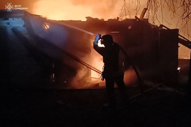 На Сумщині через атаку ворожих БПЛА спалахнула масштабна пожежа: у вогні були авто та гаражі. Фото та відео