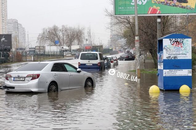 В Киеве из-за прорыва трубы проспект Григоренко превратился в озеро: под воду пошла автостоянка. Подробности, фото и видео