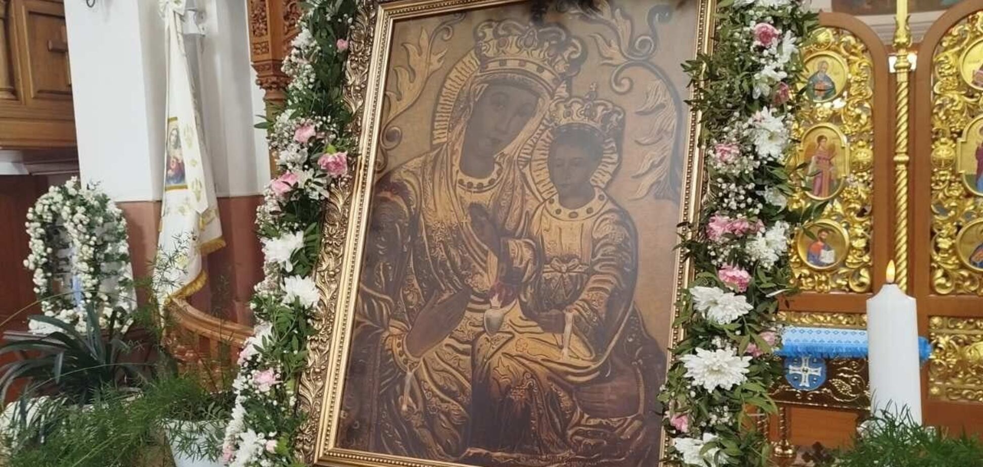 У старій церкві на Прикарпатті випадково знайшли ікону Божої Матері, сховану ще в часи СРСР