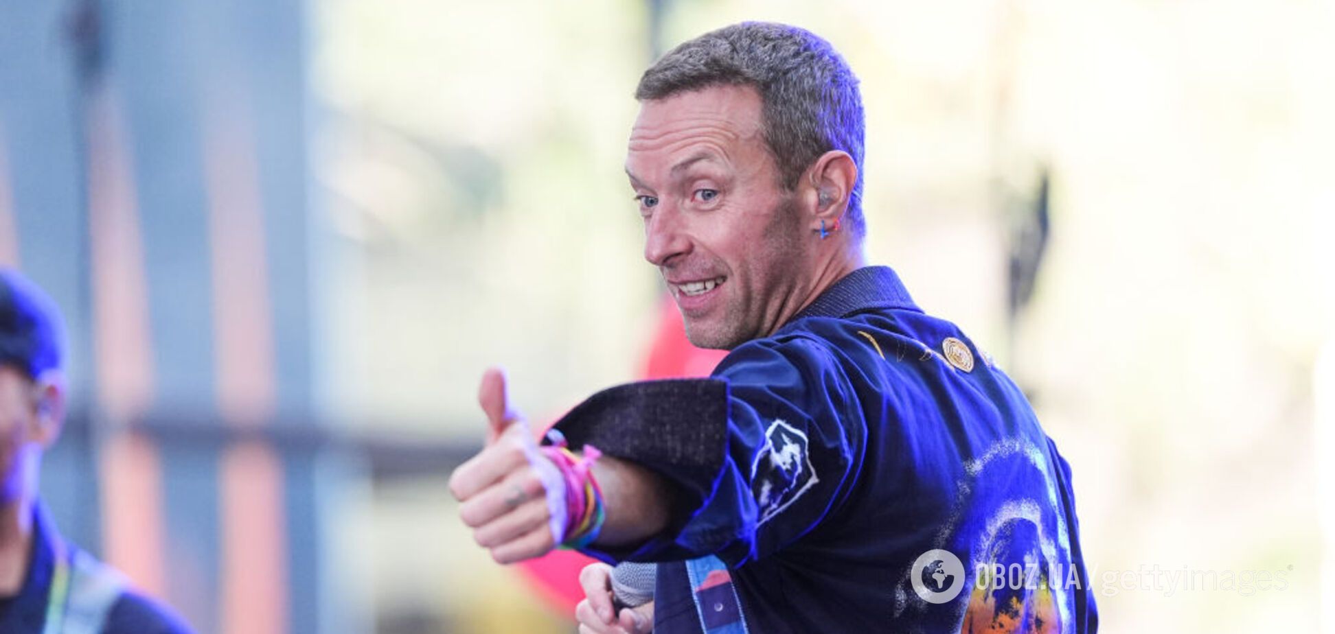 Лідер Coldplay Кріс Мартін упав у яму посеред сцени: його дивом врятували від травм. Відео