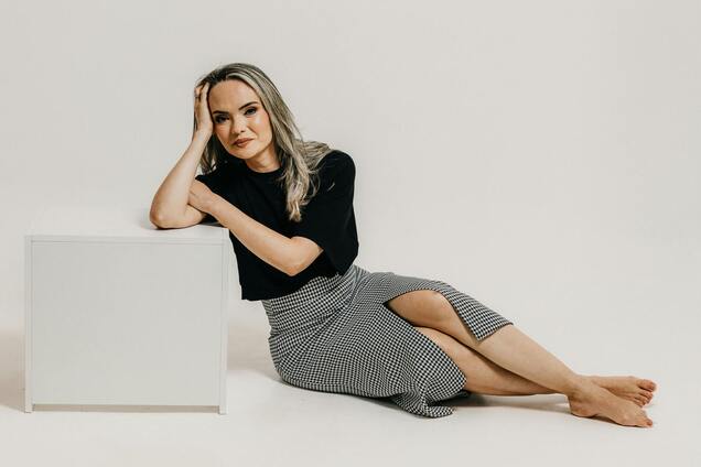 Більше не нудний антитренд: у моду повернулася спідниця-олівець, але в оновленому вигляді