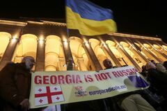 В столице Грузии началась очередная акция протеста: оппозиция требует новых выборов. Фото и видео