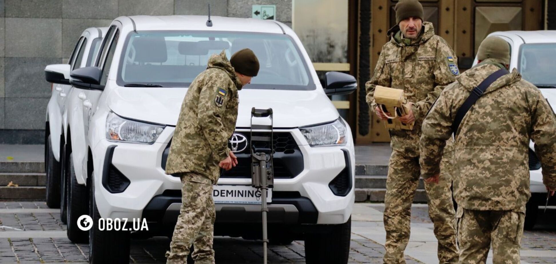 Украина получила от Литвы 230 портативных миноискателей и пикапов для мобильных групп. Фото и видео