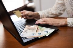 Переселенці зможуть отримати 700 доларів на освіту