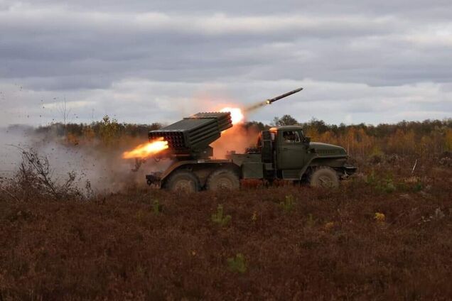 Російські загарбники продовжують штурмувати позиції українських захисників: у Генштабі назвали найгарячіші напрямки фронту