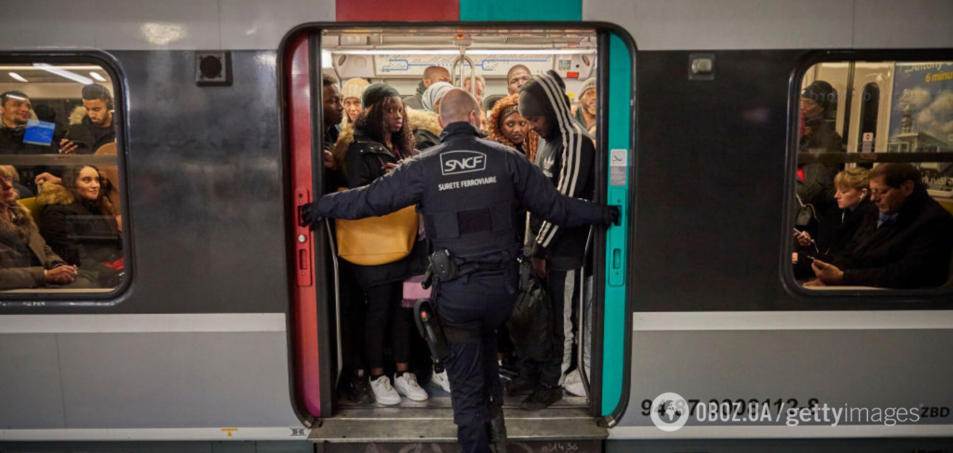 В пригородном поезде близ Парижа произошла драка: четверо подростков получили ранения топором