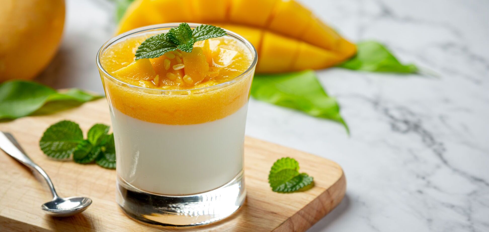 Найніжніший десерт із хурмою без випікання: рецепт із сезонним фруктом