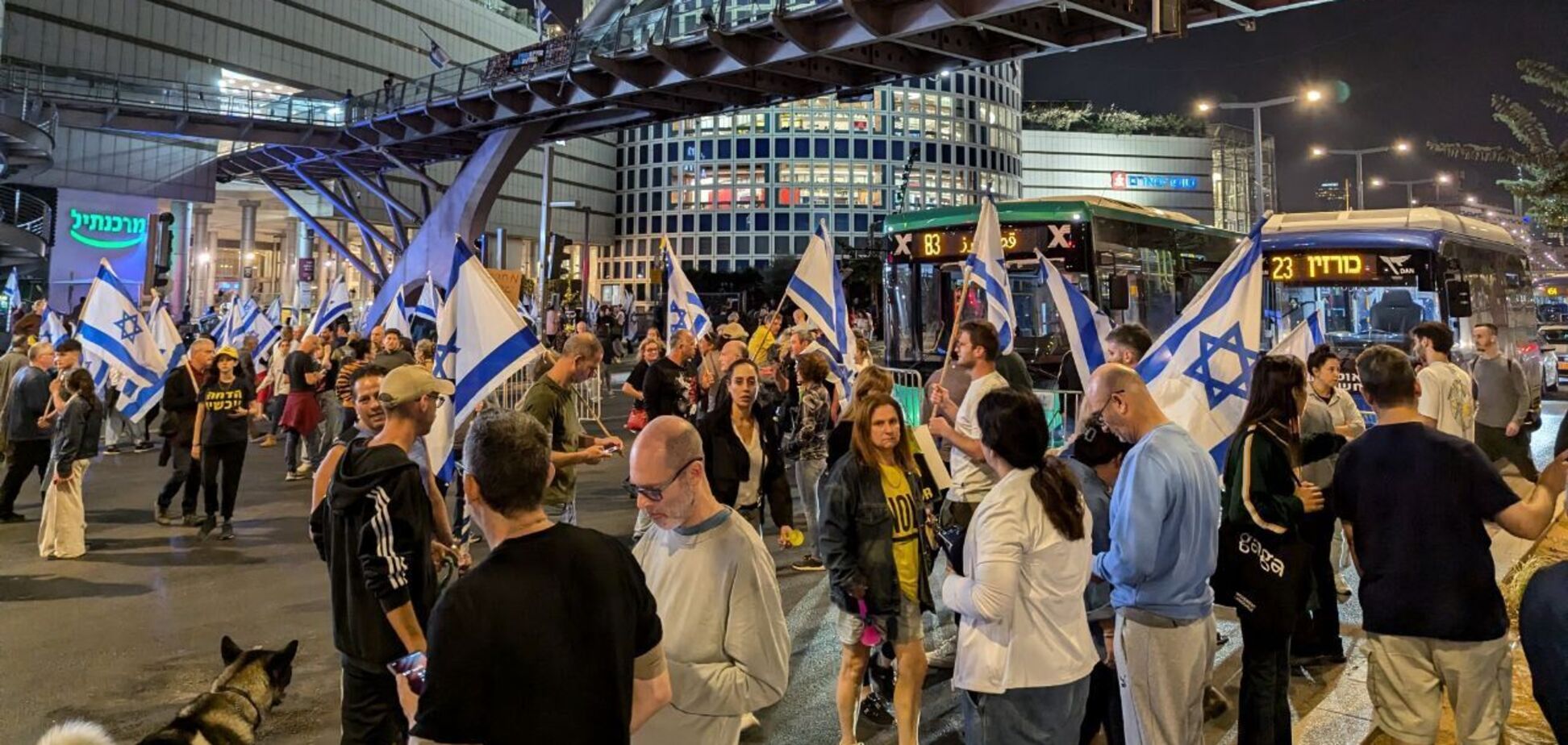 В Израиле люди вышли на протесты из-за увольнения министра обороны Галанта. Фото и видео