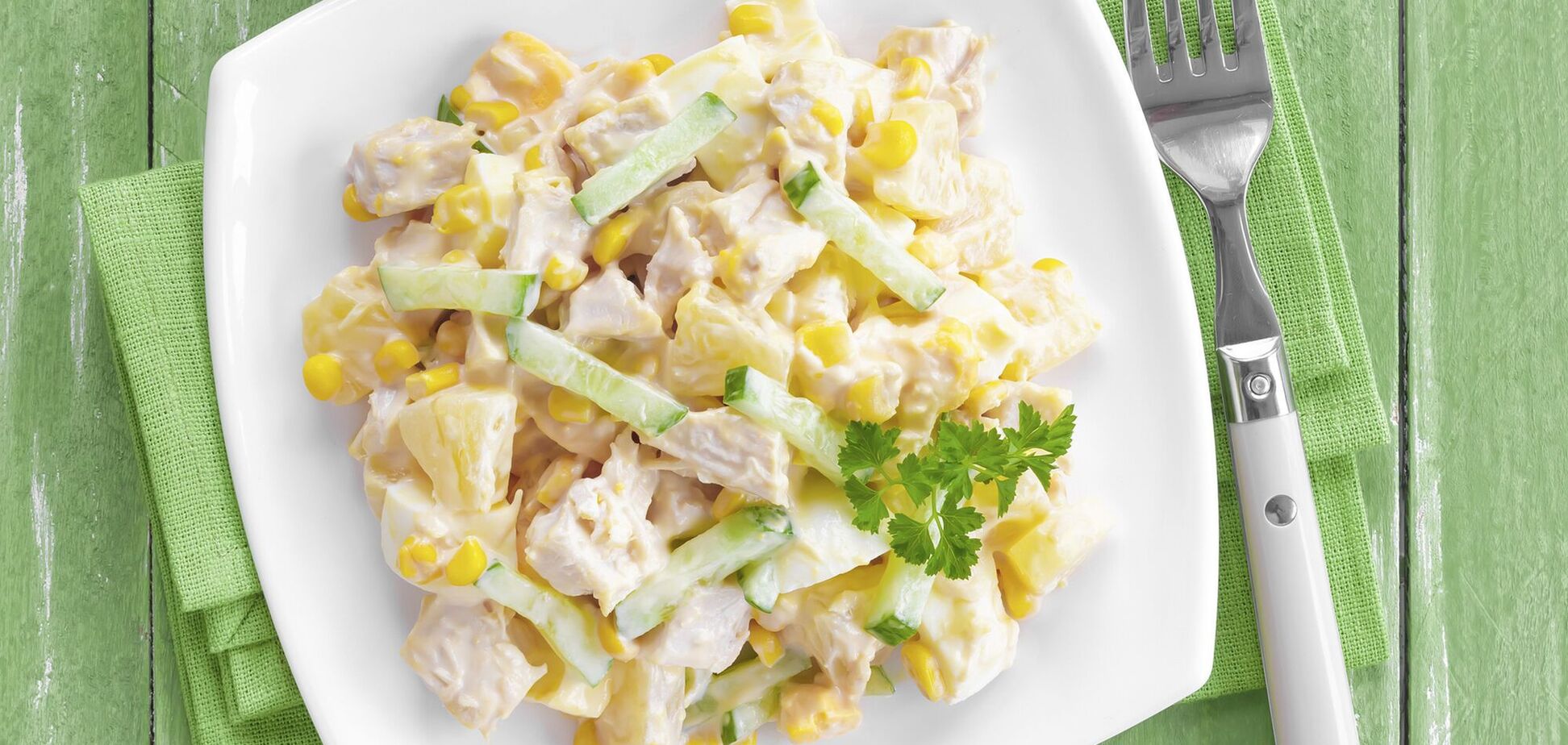 Вкусный салат с куриным филе и кукурузой: лучше обычного оливье