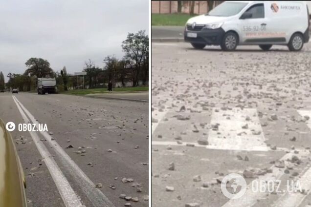 В Киеве перекресток полностью засыпало камнями, которые во время движения выпадали из самосвала: полиция отреагировала. Видео