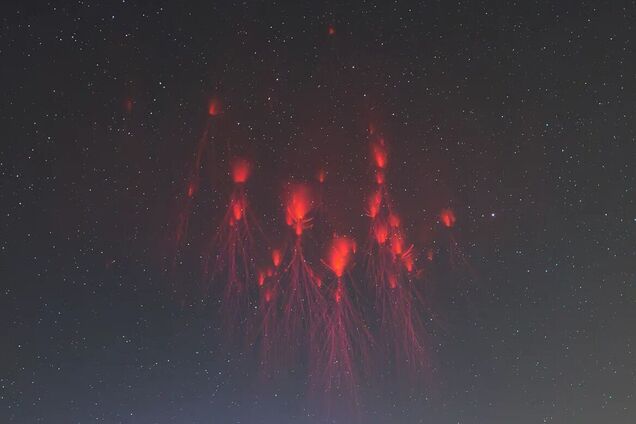 Червоні блискавки, потоп та пил із Сахари: 10 найкращих фото погодних явищ у світі у 2024 році