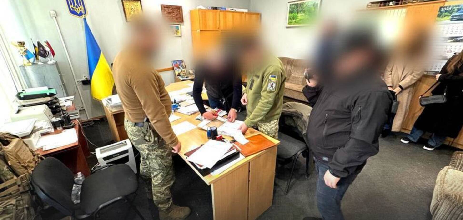 Брали хабарі за ухилення від мобілізації: на Закарпатті затримали начальника РТЦК та заступника комбрига ТрО. Фото