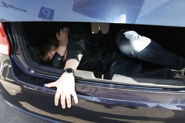 Українці, яка намагалася вивезти нареченого за кордон в багажнику, винесли вирок: як покарали