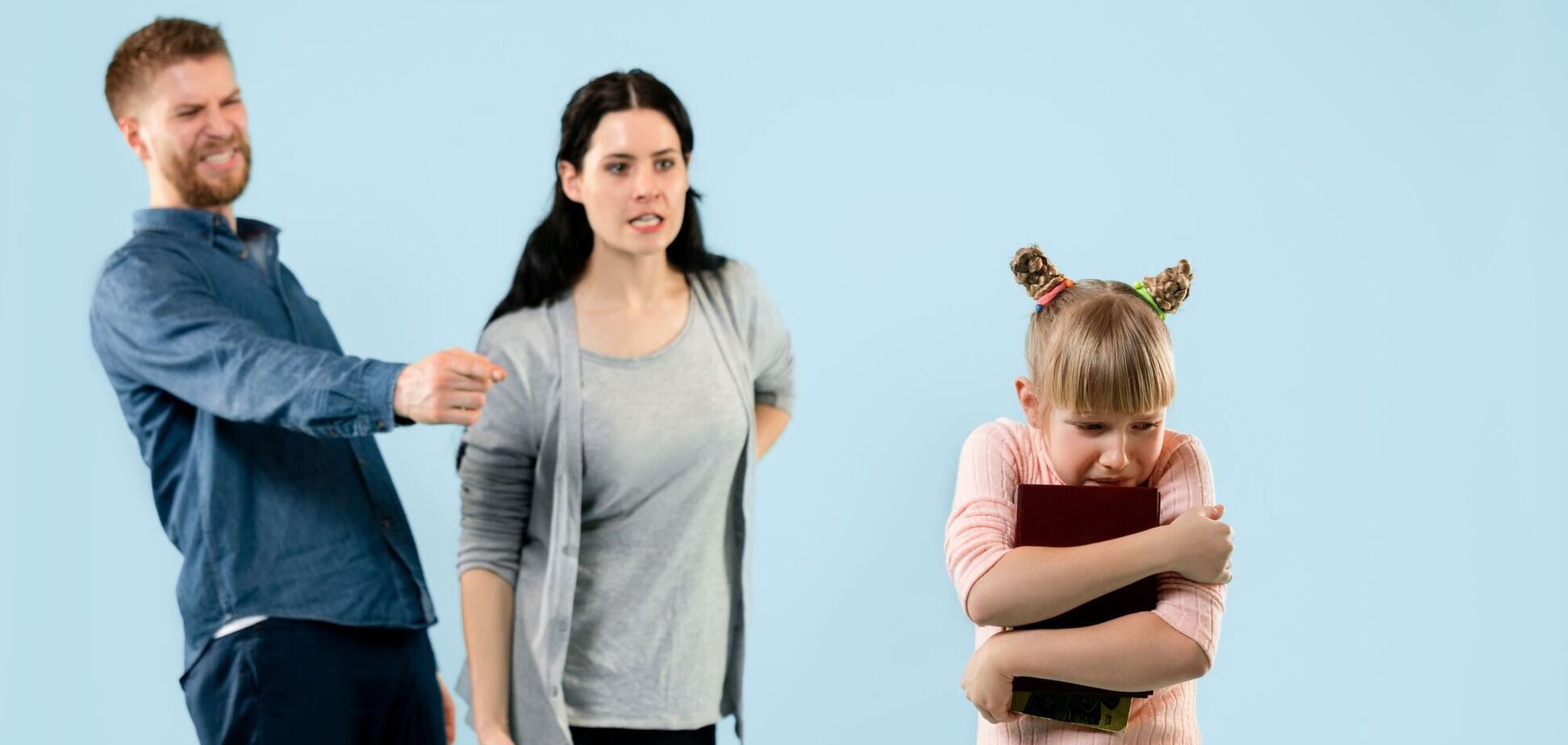 Снятся кошмары и начинается тревожность. Нейропсихолог объяснила, почему родителям очень важно помириться с ребенком перед сном